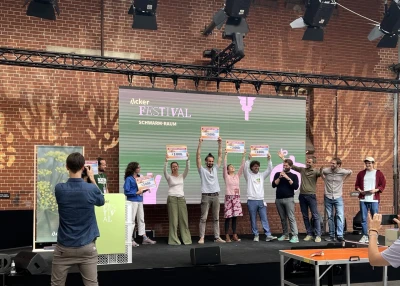 Menschen stehen auf einer Bühne