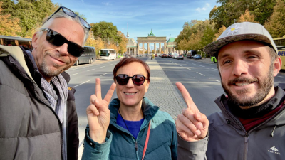 Drei Menschen vor dem Brandenburger Tor