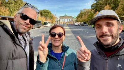 Drei Menschen vor dem Brandenburger Tor