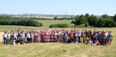 Viele Personen auf einer Wiese