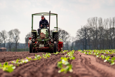 Eine Traktor fährt auf einem Feld