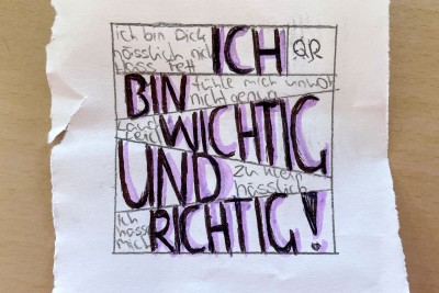 Zettel mit dem Text "Ich bin wichtig und richtig"