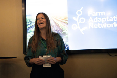 Eine Person spricht auf einer Bühne