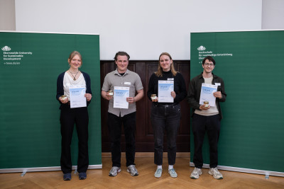Studierende zeigen stolz ihre Urkunden