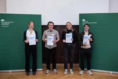 Studierende zeigen stolz ihre Urkunden