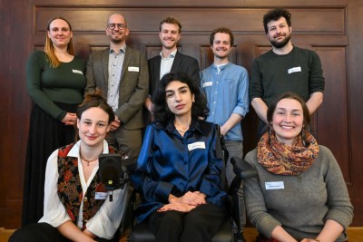 Mehrere Menschen sitzen zusammen
