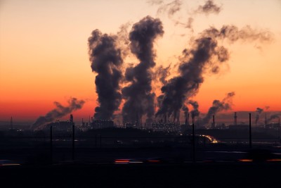 Raffinerien vor einem Sonnenuntergang