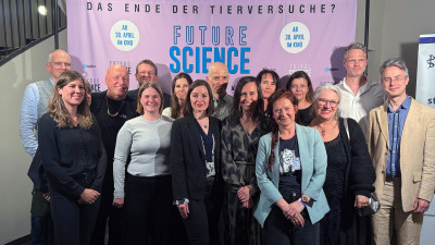 Eine Gruppe vor einem Filmplakat