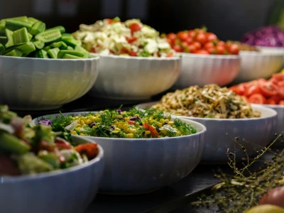 Verschiedene Schüsseln mit Essen
