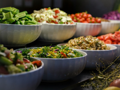 Verschiedene Schüsseln mit Essen