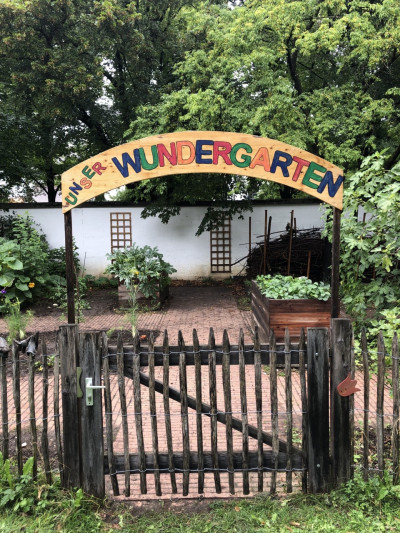 Eingangsschild des Wundergartens