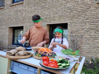 Jugendliche kochen zusammen