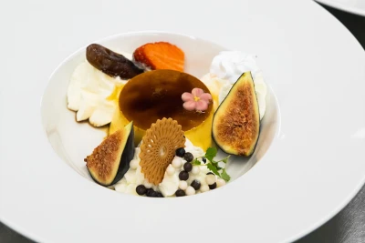 Schön angerichtetes, pflanzliches Essen auf einem Teller