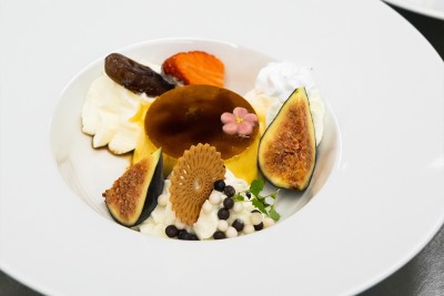 Schön angerichtetes, pflanzliches Essen auf einem Teller