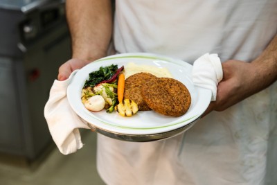 Ein Teller mit pflanzlichen Patties