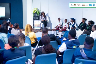 Laura Muwanguzi moderiert ein Gesrpäch in Uganda