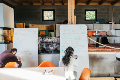 Teilnehmer arbeiten am Flipchart