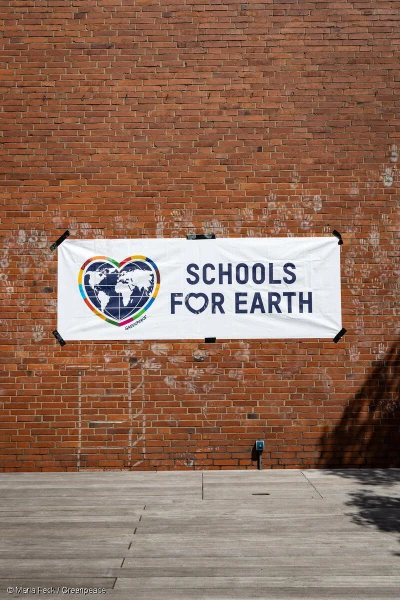 Schools for Earth Banner an einer Wand