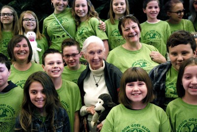 Jane Goodall zwischen Kindern