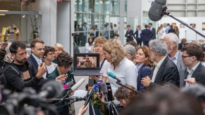 Saúl Luciano Lliuya gibt ein Statement nach der Urteilsverkündung