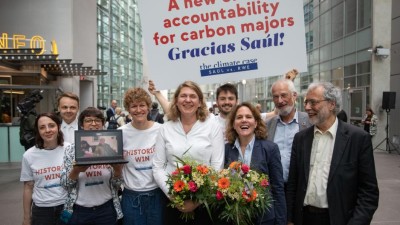 Saúl und das Klägerteam freuen sich über das Urteil