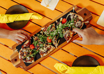Brotspeiße auf einem Teller schön angerichtet