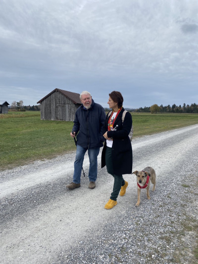 Stifterin Petra Martin mit Martin Succow im Murnauer Moos