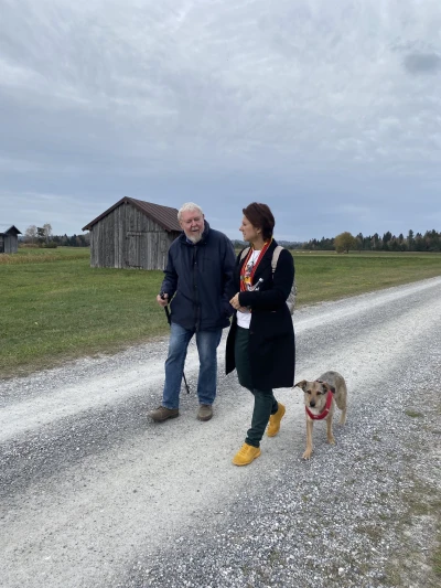 Stifterin Petra Martin mit Michael Succow im Murnauer Moos