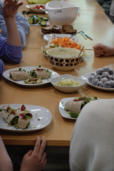 Viel Essen steht auf einem Tisch