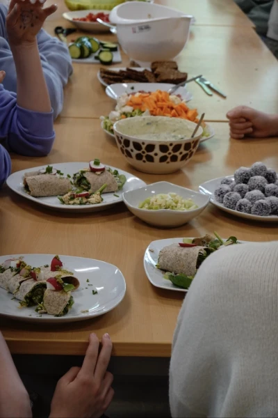 Viel Essen steht auf einem Tisch