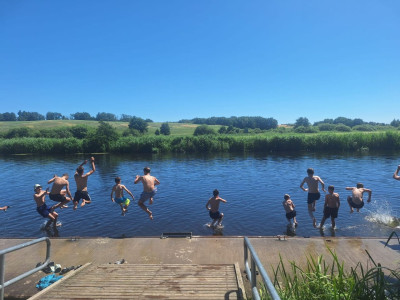 Menschen springen gemeinsam ins Wasser