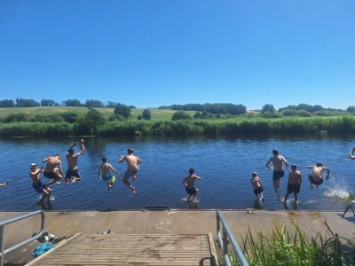 Menschen springen gemeinsam ins Wasser