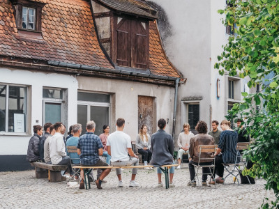 Teilenhmer sitzen im Kreis zusammen