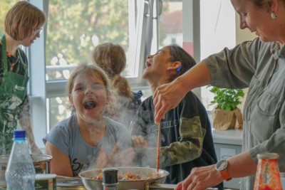 Kinder kochen und lachen zusammen