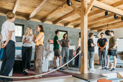 Menschen stehen zusammen