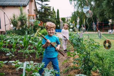 Kinder ernten Gemüse