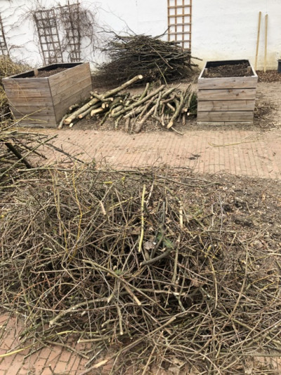 Hochbeete im Wundergarten werden mit trockenen Ästen befüllt