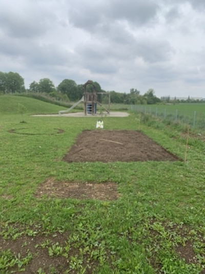 Aufbereitete Fläche für Hochbeete auf dem Kindergartengelände