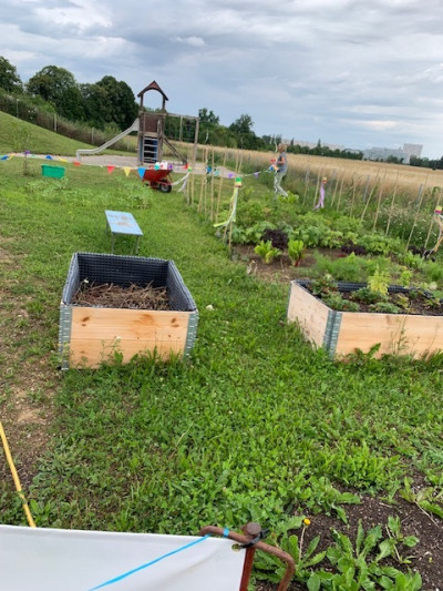 Hochbeete auf dem Gelände des Kindergartens