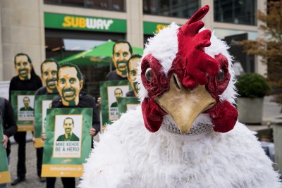 Hühnermaskottchen auf einer Demo der Albert Schweitzer Stiftung