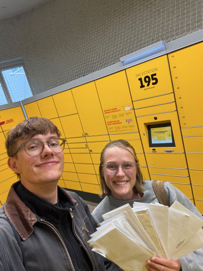 Die beiden Initiatoren beim abgeben von Unterschriften