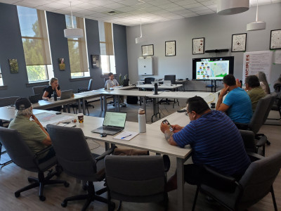 First Nations bei einem Vortrag in einem Seminarraum