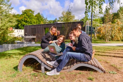 Studierende sitzen zusammen