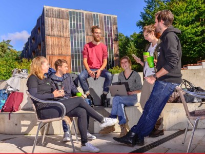 Studierende sitzen zusammen