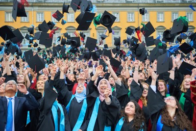 Studierende werfen ihre Hüte