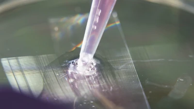 Eine Pipette auf einem Glas