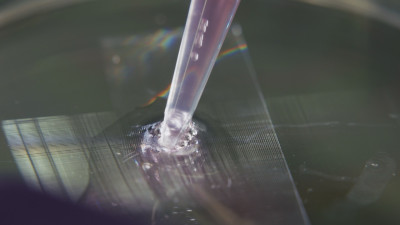 Eine Pipette auf einem Glas