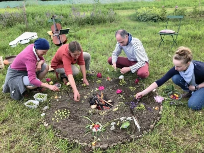 Personen dekorieren ein Lagerfeuer