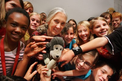 Jane Goodall mit Kindern