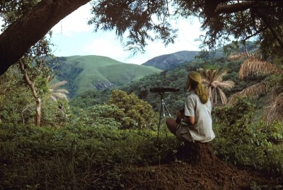 Jane Goodall mit Fernglas